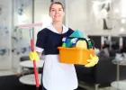 Pracownik sprzatajacy