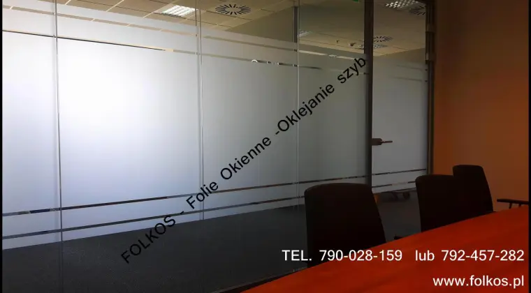 Folie prywatyzujące na okna łazienkowe, witryny, balkony, ścianki działowe Warszawa -Usługa oklejania
