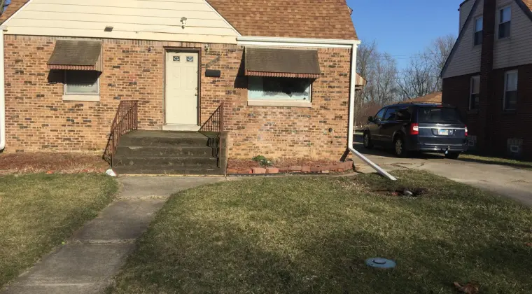 SPRZEDAM  DOM  Z  GARAZEM wolno stojącym ( CEGLA-solidne fundamenty do REMONTU)