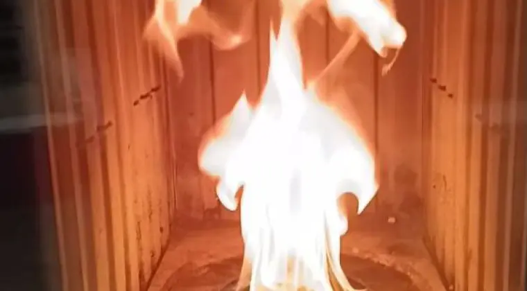 Hybrydowy akumulacyjny piec kominkowy bez prądu.