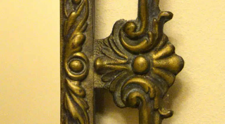 Lustro z metalową, odlewaną, rokokową ramą