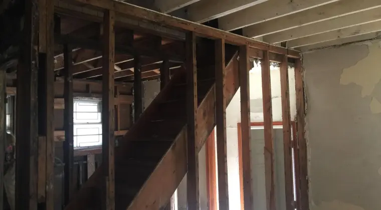 SPRZEDAM  DOM  Z  GARAZEM wolno stojącym ( CEGLA-solidne fundamenty do REMONTU)