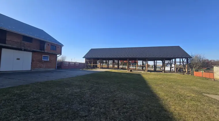 Oferuję do wynajęcia wielofunkcyjny kompleks: budynki gospodarcze, stodoła, garaże.