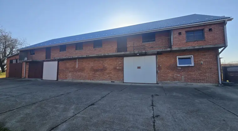 Oferuję do wynajęcia wielofunkcyjny kompleks: budynki gospodarcze, stodoła, garaże.