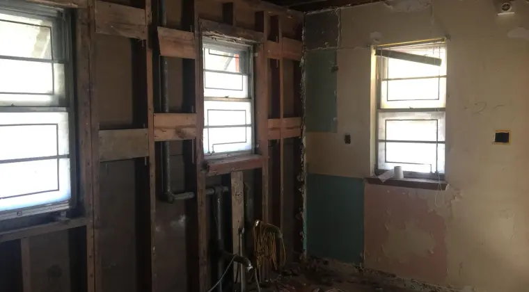 SPRZEDAM  DOM  Z  GARAZEM wolno stojącym ( CEGLA-solidne fundamenty do REMONTU)