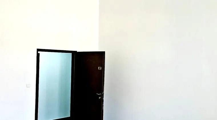 Przestronny Lokal z Ogólnodostępnymi Łazienkami