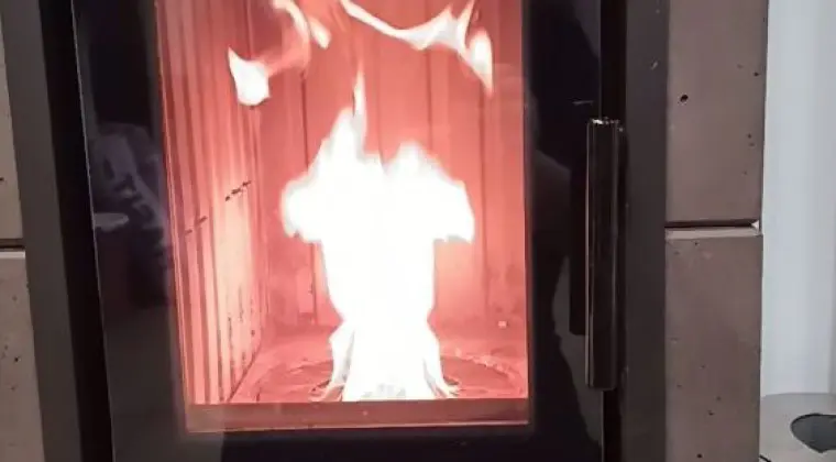 Hybrydowy akumulacyjny piec kominkowy bez prądu.