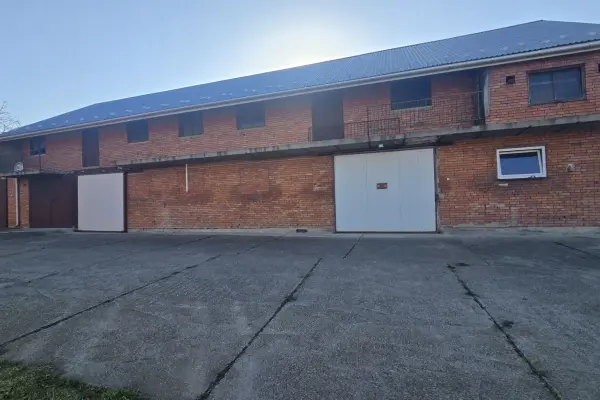 Oferuję do wynajęcia wielofunkcyjny kompleks: budynki gospodarcze, stodoła, garaże.