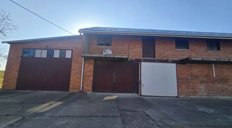 Oferuję do wynajęcia wielofunkcyjny kompleks: budynki gospodarcze, stodoła, garaże.