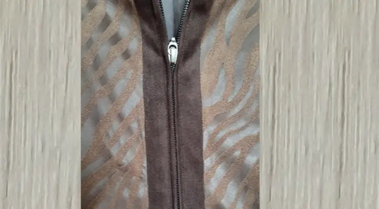 ŻAKIET brązowy, cieniutki zamsz, oryginalne wstawki, suwak, rozm. M/L - 25 zł.