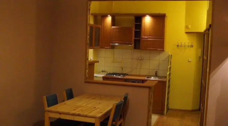 BEZPOŚREDNIO PRZYTULNA KAWALERKA W ŁADNEJ KAMIENICY OBOK MANUFAKTURY