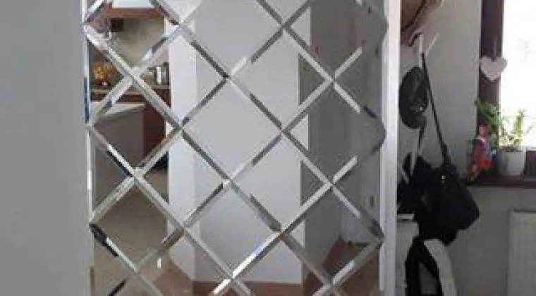 Szklarz. Lustra, lacobele, szkło z grafiką, balustardy szklane.