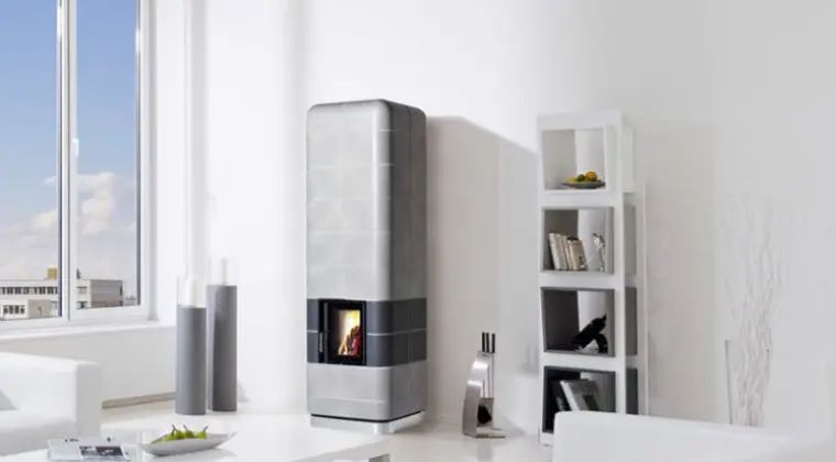 Zdrowy piec kaflowy nowej generacji z widokiem ognia.