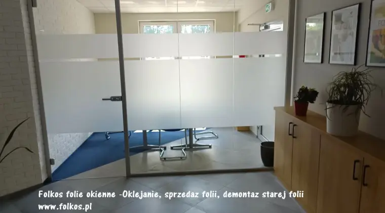 Folie prywatyzujące na okna łazienkowe, witryny, balkony, ścianki działowe Warszawa -Usługa oklejania
