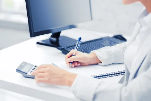 Praca administracyjna na komputerze bez kwalifikacji