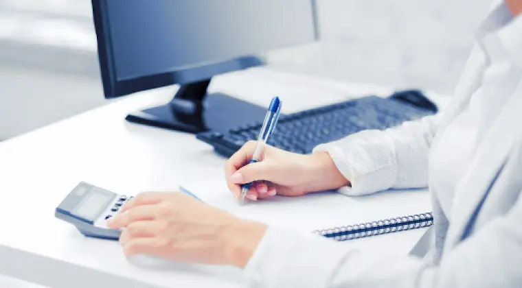 Praca administracyjna na komputerze bez kwalifikacji