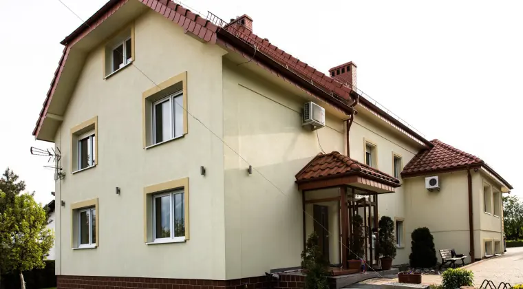 DOM w pięknej i spokojnej okolicy z duża działką i kortem tenisowym