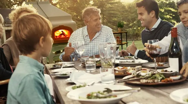 Biesiadowanie z piecem do pizzy (piecem chlebowym)