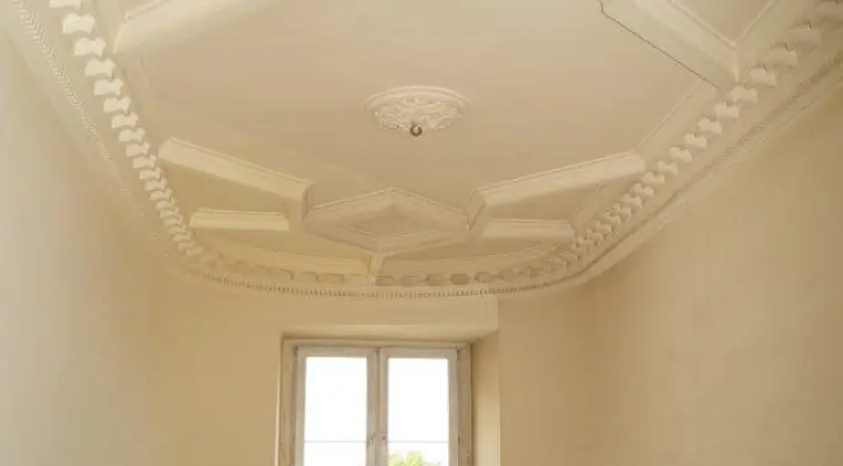 BEZPOŚREDNIO PRZYTULNA KAWALERKA W EKSKLUZYWNEJ KAMIENICY W CENTRUM