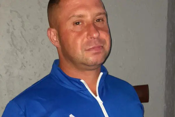 Zmeczony samotnoscia pozna dziewczyne