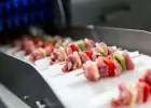 Pracownik produkcji w zakładzie mięsnym