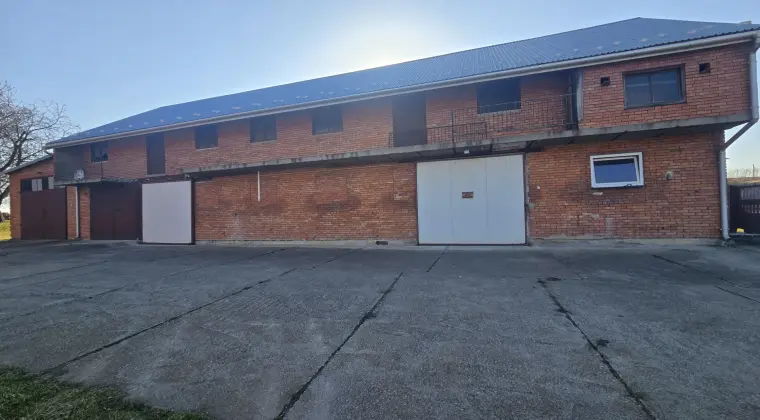 Oferuję do wynajęcia wielofunkcyjny kompleks: budynki gospodarcze, stodoła, garaże.