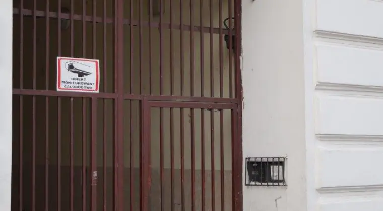 BEZPOŚREDNIO PRZYTULNA KAWALERKA W ŁADNEJ KAMIENICY OBOK MANUFAKTURY