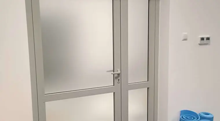 Folie prywatyzujące na okna łazienkowe, witryny, balkony, ścianki działowe Warszawa -Usługa oklejania