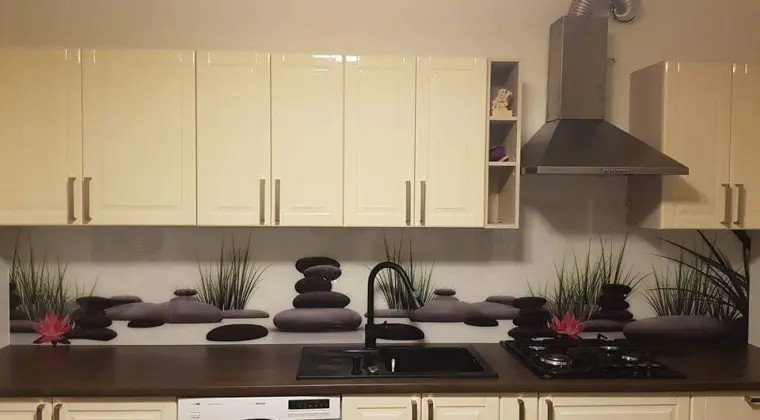 Szklarz. Lustra, lacobele, szkło z grafiką, balustardy szklane.