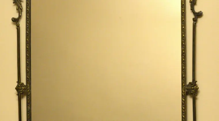 Lustro z metalową, odlewaną, rokokową ramą