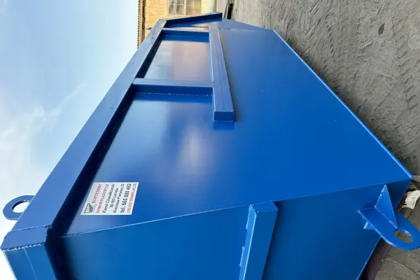 Kontener typu mulda 7 m3, bramowiec, kontener na gruz.