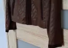 ŻAKIET brązowy, cieniutki zamsz, oryginalne wstawki, suwak, rozm. M/L - 25 zł.