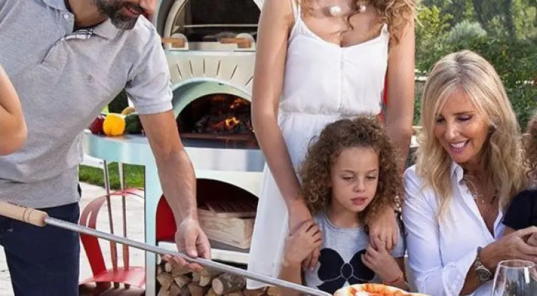 Biesiadowanie z piecem do pizzy (piecem chlebowym)