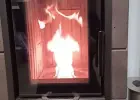 Hybrydowy akumulacyjny piec kominkowy bez prądu.