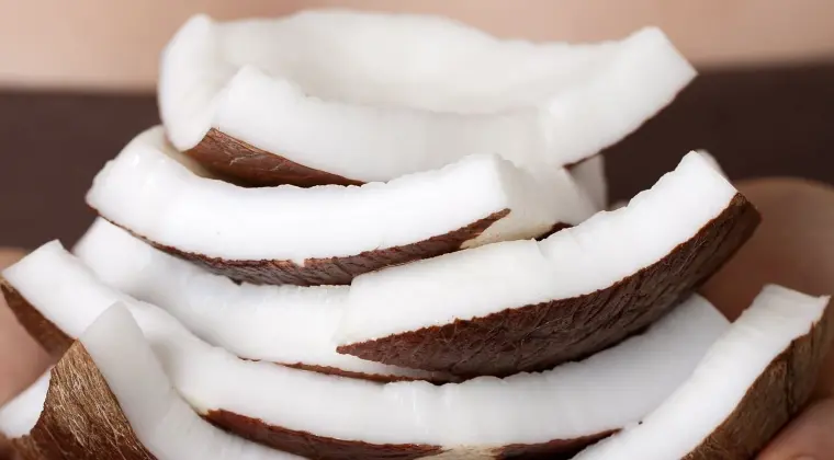 Praca sezonowa Włochy, sprzedaż kawałków kokosów na plaży