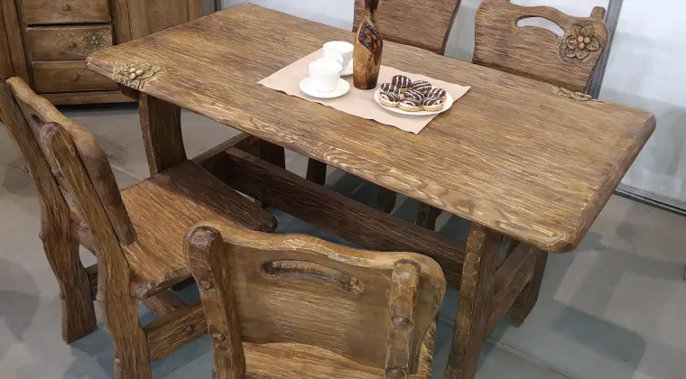 Meble drewniane, rzeźbione - stół i krzesła