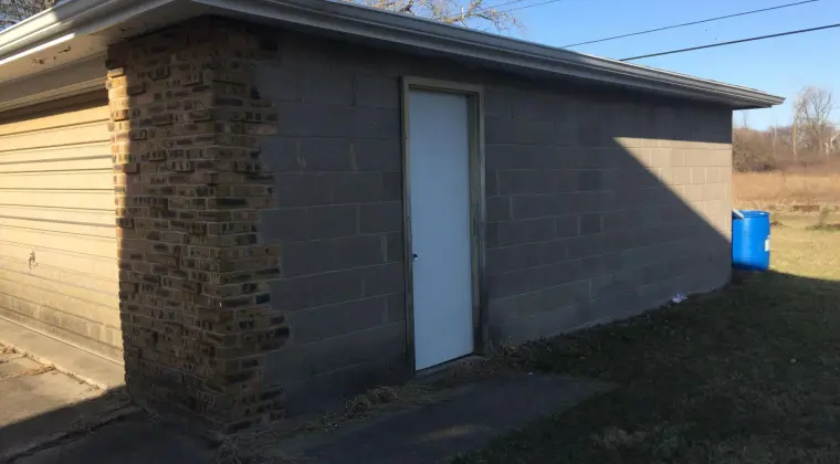 SPRZEDAM  DOM  Z  GARAZEM wolno stojącym ( CEGLA-solidne fundamenty do REMONTU)