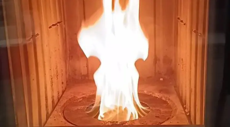 Hybrydowy akumulacyjny piec kominkowy bez prądu.