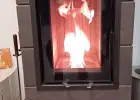 Hybrydowy akumulacyjny piec kominkowy bez prądu.