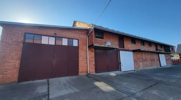 Oferuję do wynajęcia wielofunkcyjny kompleks: budynki gospodarcze, stodoła, garaże.