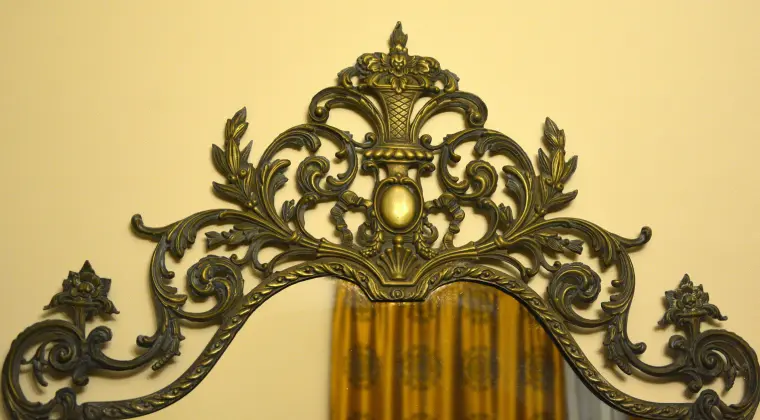 Lustro z metalową, odlewaną, rokokową ramą