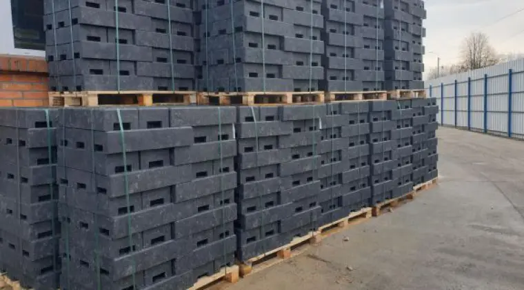 podstawy pod ogrodzenia tymczasowe i znaki drogowe