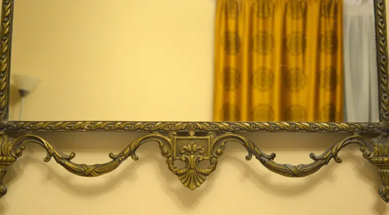 Lustro z metalową, odlewaną, rokokową ramą