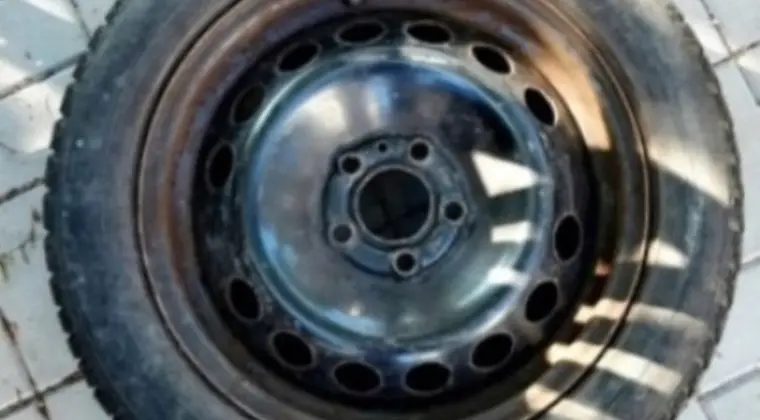 SPRZEDAM 4  KOŁA Z KOŁPAKAMI I  ZIMOWYMI OPONAMI DO VOLVO S602T