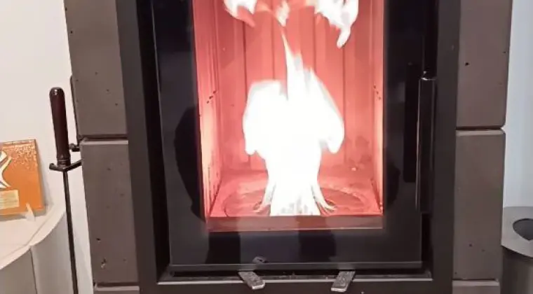 Hybrydowy akumulacyjny piec kominkowy bez prądu.