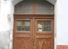 Renowacja drzwi bram wejściowych  schodów oraz mebli. 