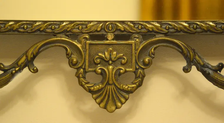 Lustro z metalową, odlewaną, rokokową ramą