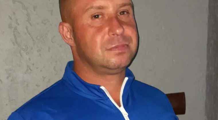 Zmeczony samotnoscia pozna dziewczyne