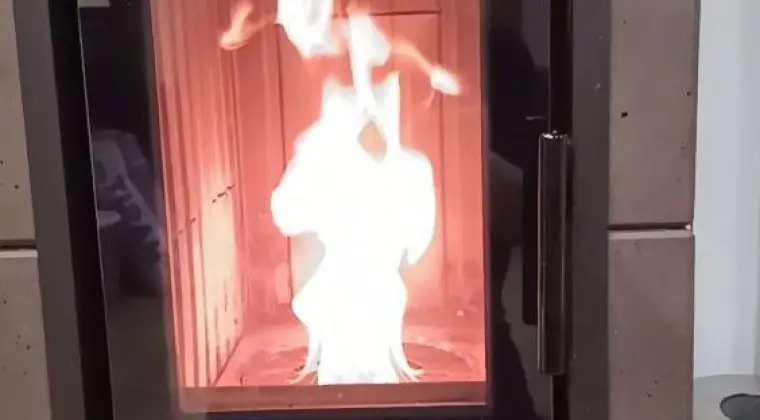 Hybrydowy akumulacyjny piec kominkowy bez prądu.