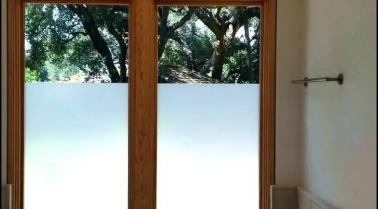 Folie prywatyzujące na okna łazienkowe, witryny, balkony, ścianki działowe Warszawa -Usługa oklejania